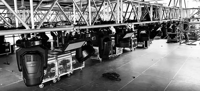 Vari flight case disposti in fila